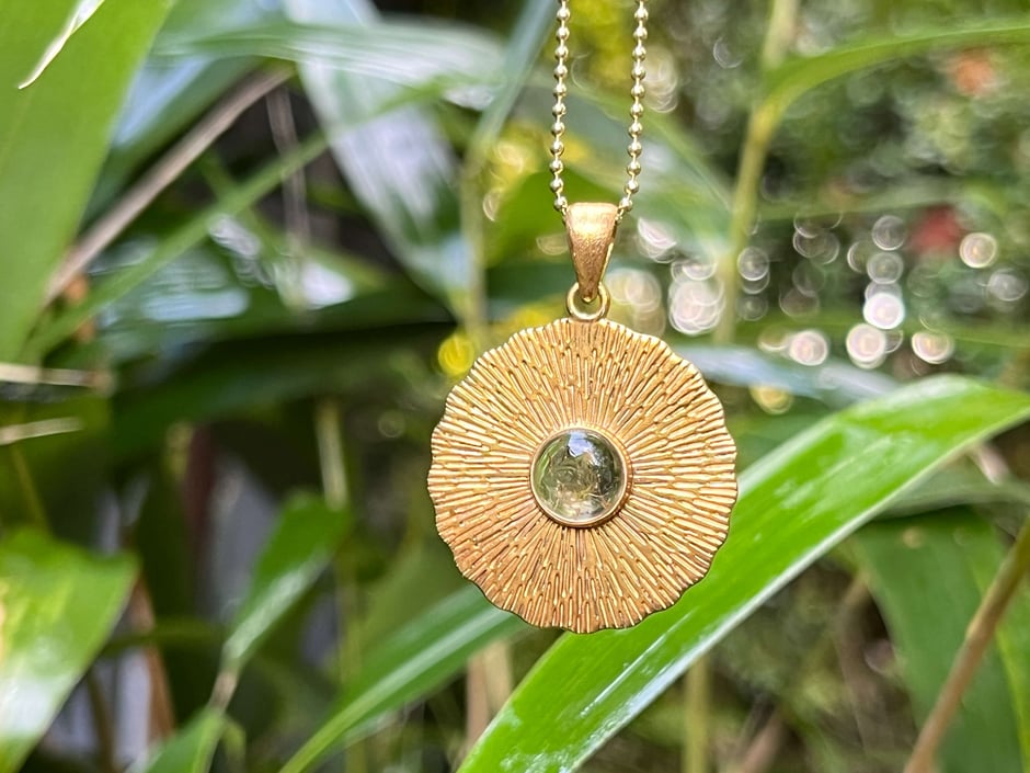 Goldene Kette mit strahlendem Sonne Citrin Anhänger in gold