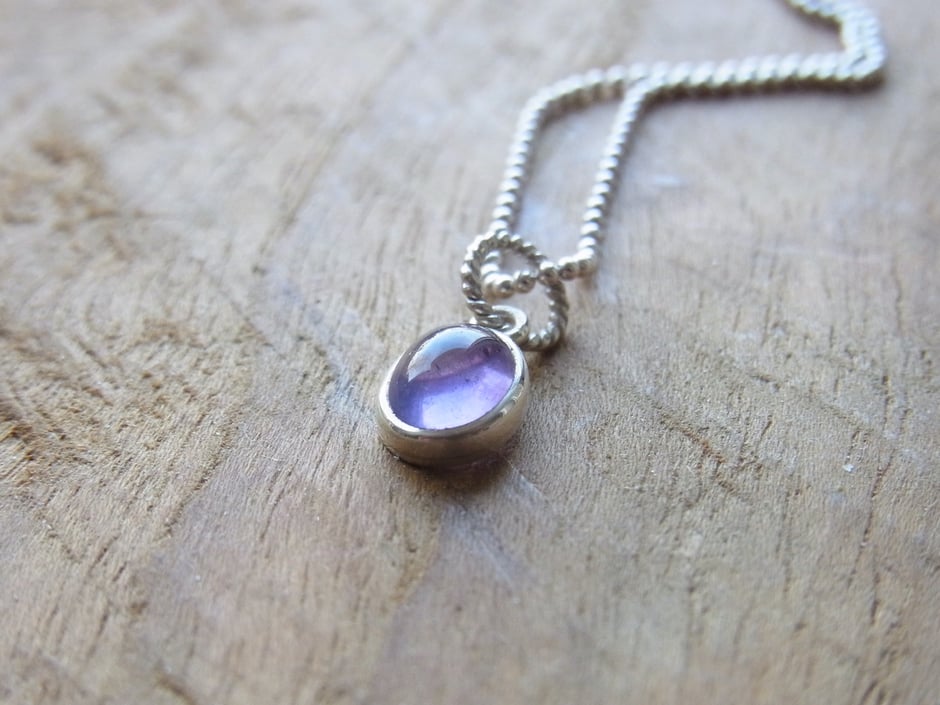 Feine Kette mit Amethyst Cabochon Anhänger oval in Silber gefasst