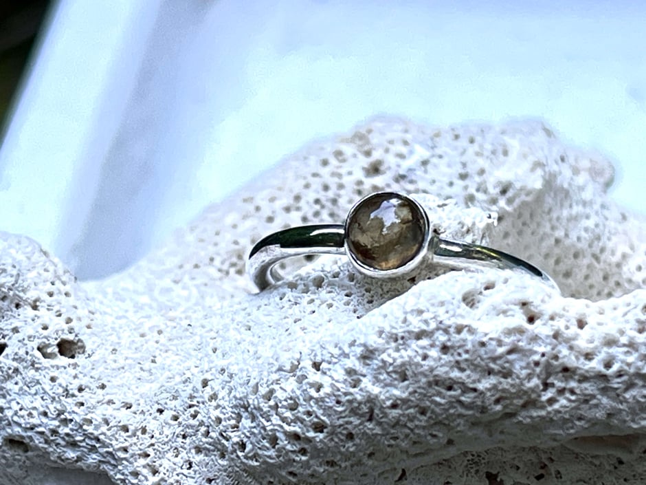 Schlichter Damenring mit grün braunem Turmalin in Silber gefasst
