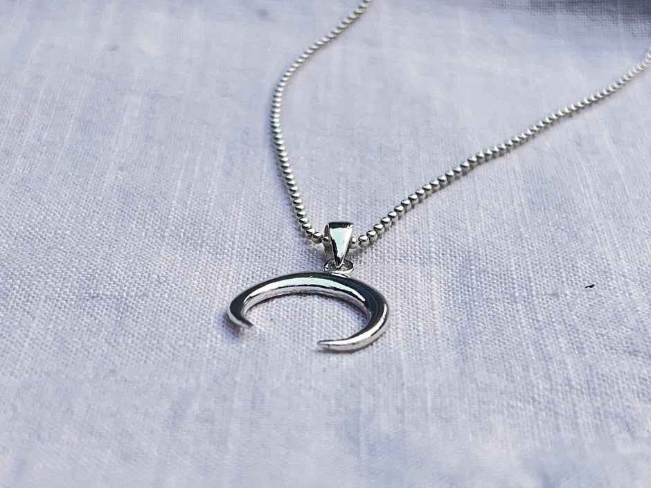 Filigrane Kette mit Mond Anhänger aus Silber