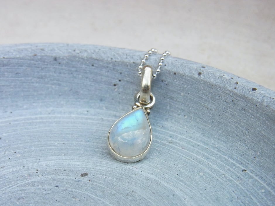 Kette mit Regenbogen Mondstein Anhänger in Silber