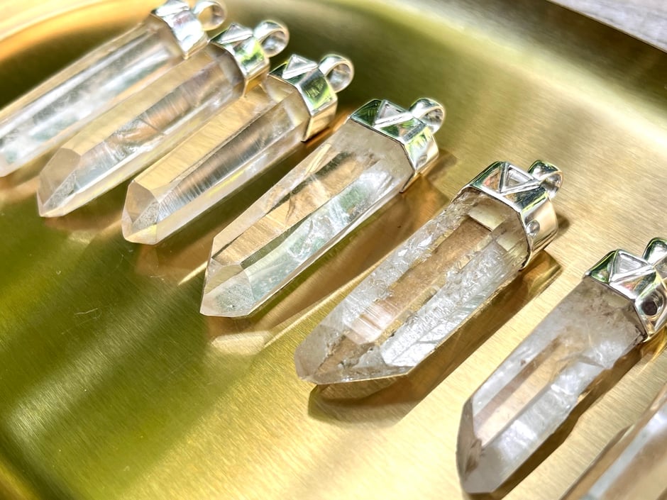 Sehr klare transparente Kristallspitze Anhänger in Silberkappe gefasst