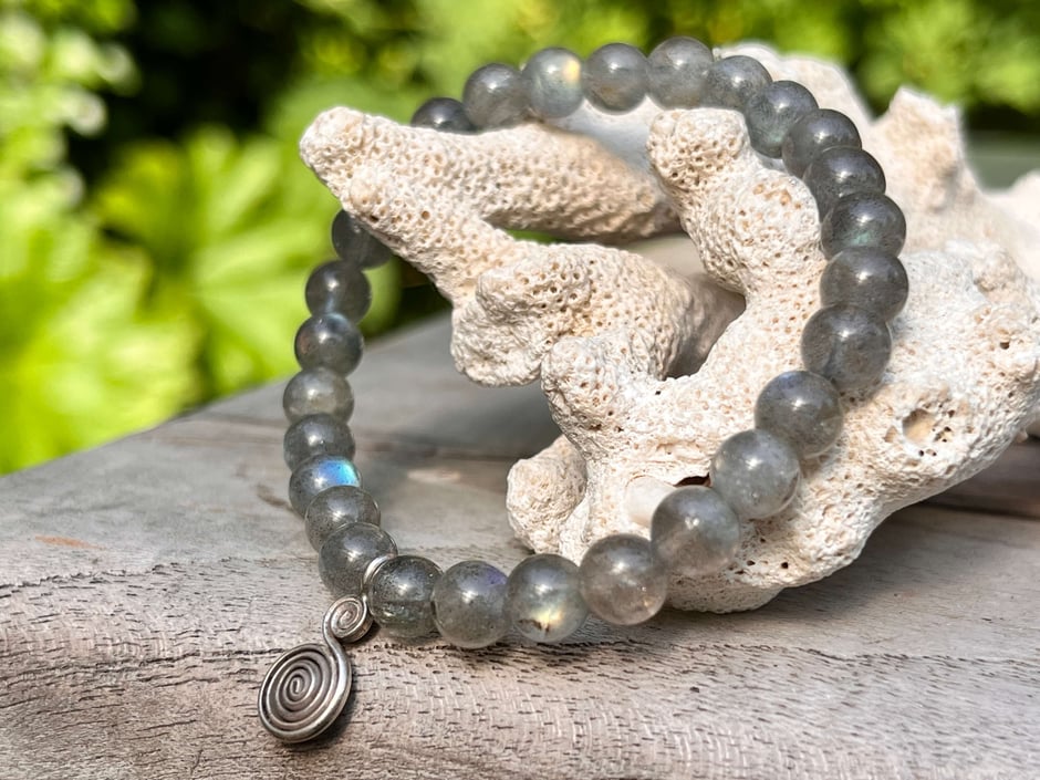 Edelstein Armband mit schillernden Labradorit Perlen in grau-grün und Spirale Anhänger in Silber