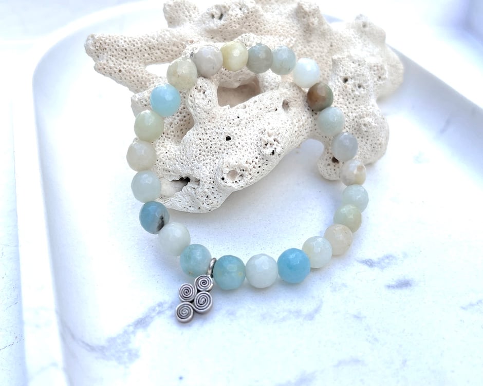 Amazonit Armband in verschiedenen Farben wie türkis und creme mit einem Spirale Anhänger in Silber