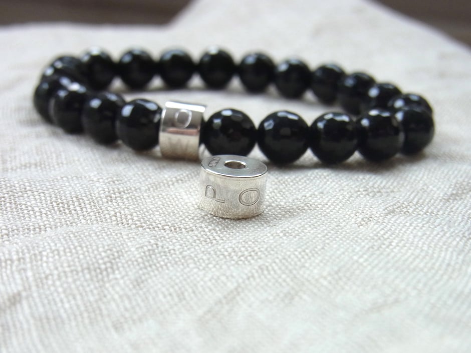 Edelstein Armband mit schwarzen Onyx Kugeln und einer Silberperle mit Gravur POWER