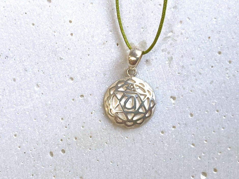 Herz Chakra Anhänger in Silber mit grüner Nylonband-Kette