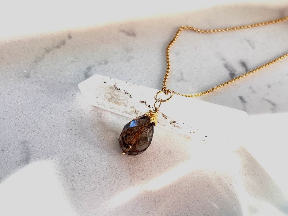 Kette mit braunen Rutilquarz Tropfen Anhänger in gold