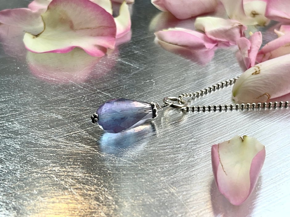 Silberkette mit blau violettem Fluorit Tropfen Anhänger