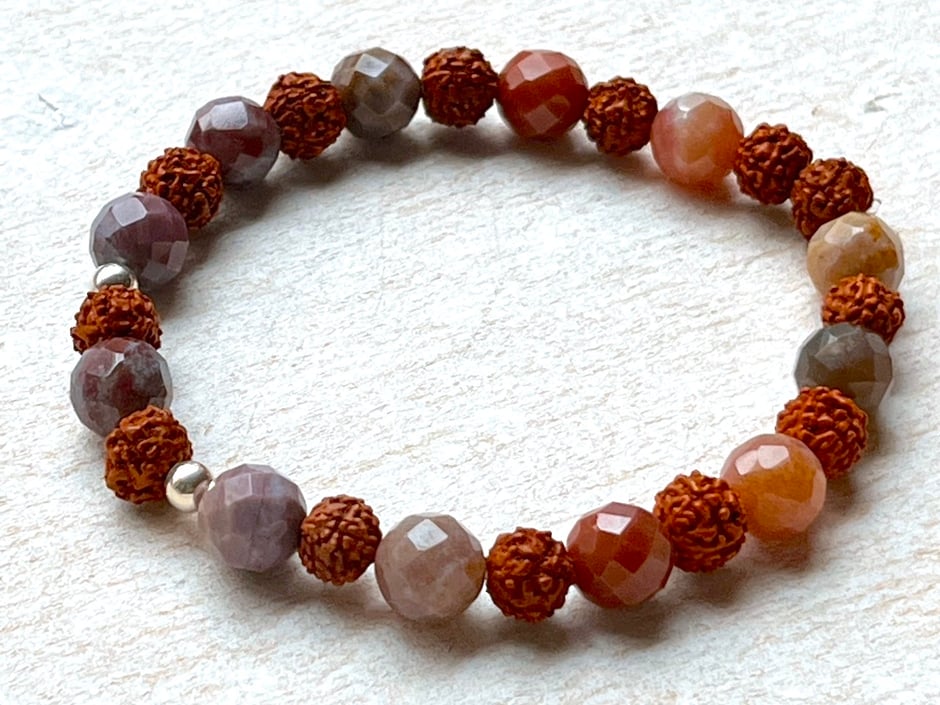 Armband mit Rudraksha Samen aus Nepal und Jaspis Perlen in diversen Naturfarben