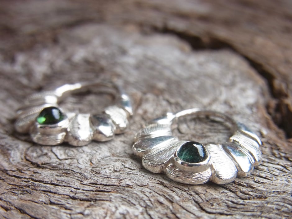 Ohrringe mit grünen Turmalin Cabochons in Silber  - Creolen in gehämmerten Design