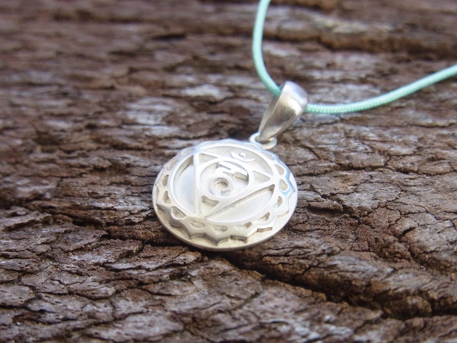 Handgefertigter Hals Chakra Symbol Anhänger aus 925 Silber mit Kette aus hellblauen Fallschirmband