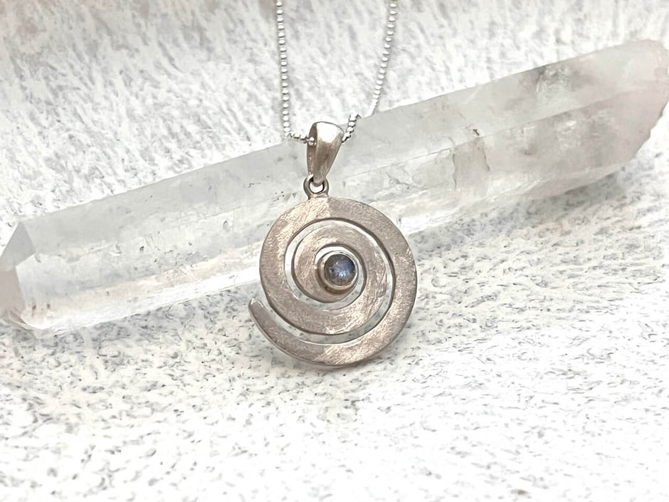 Kette mit Spirale Anhänger und Labradorit Cabochon in matt gebürstetem Silber gefasst - Symbol Schmuck von Sumaju