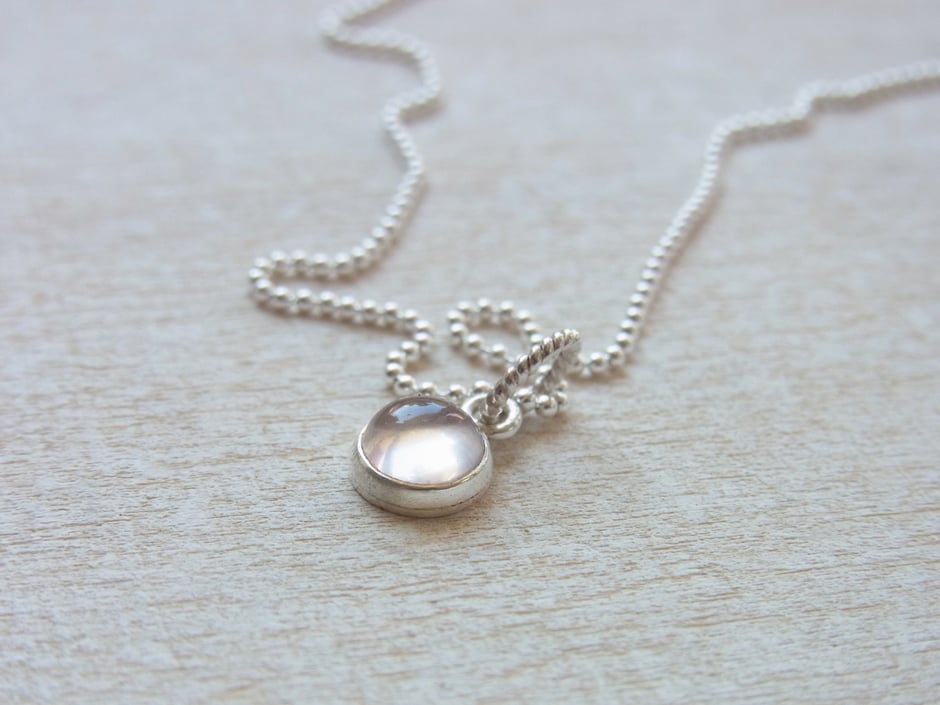 Feine Kette mit kleinen runden Rosenquarz Cabochon Anhänger Silber