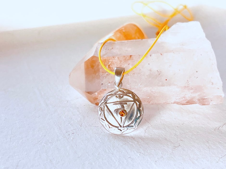 Kette aus gelber Fallschirmseidenband mit einem runden handgefertigten Solarplexus Chakra Symbol Anhänger mit Citrin in Silber