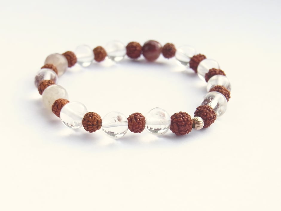 Armband mit Bergkristall Kugeln und Rudraksha Samen aus Nepal