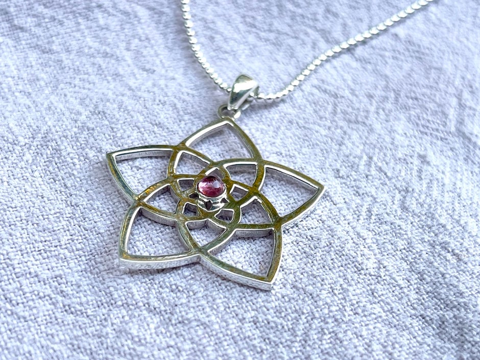 Kette mit handgefertigter Venusblume Anhänger und einem rosa Turmalin in 925 Silber - hochwertiger spiritueller Symbol Schmuck von Sumaju