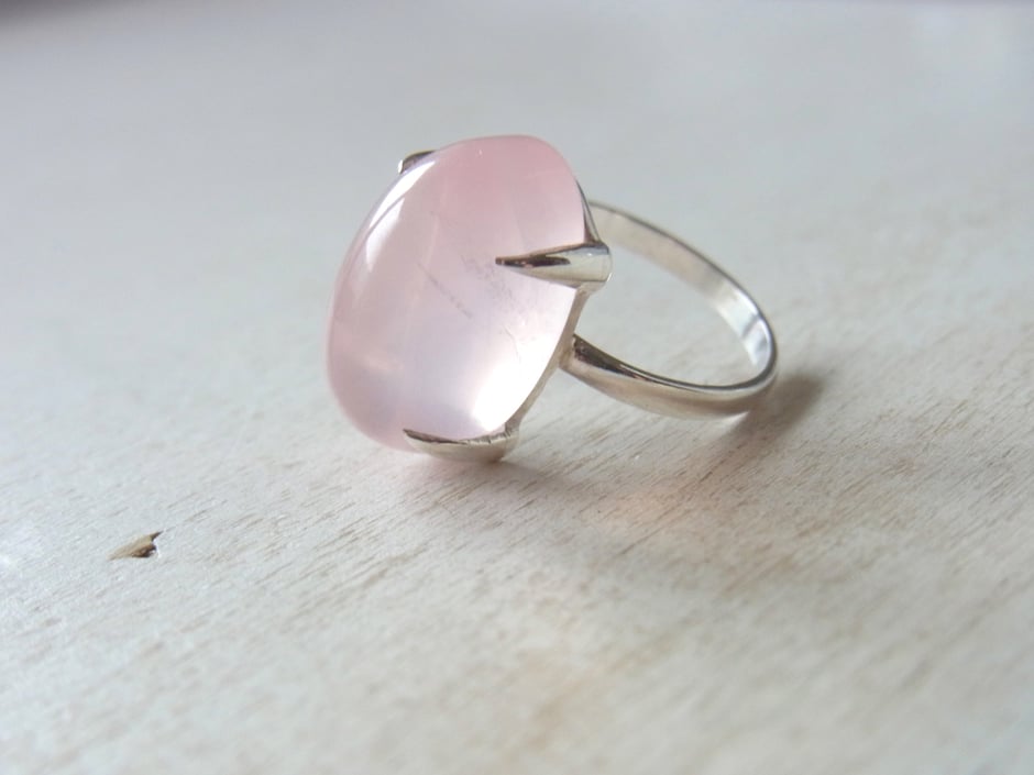 Filigraner Ring mit hochwertigem Rosenquarz Cabochon in Silber gefasst