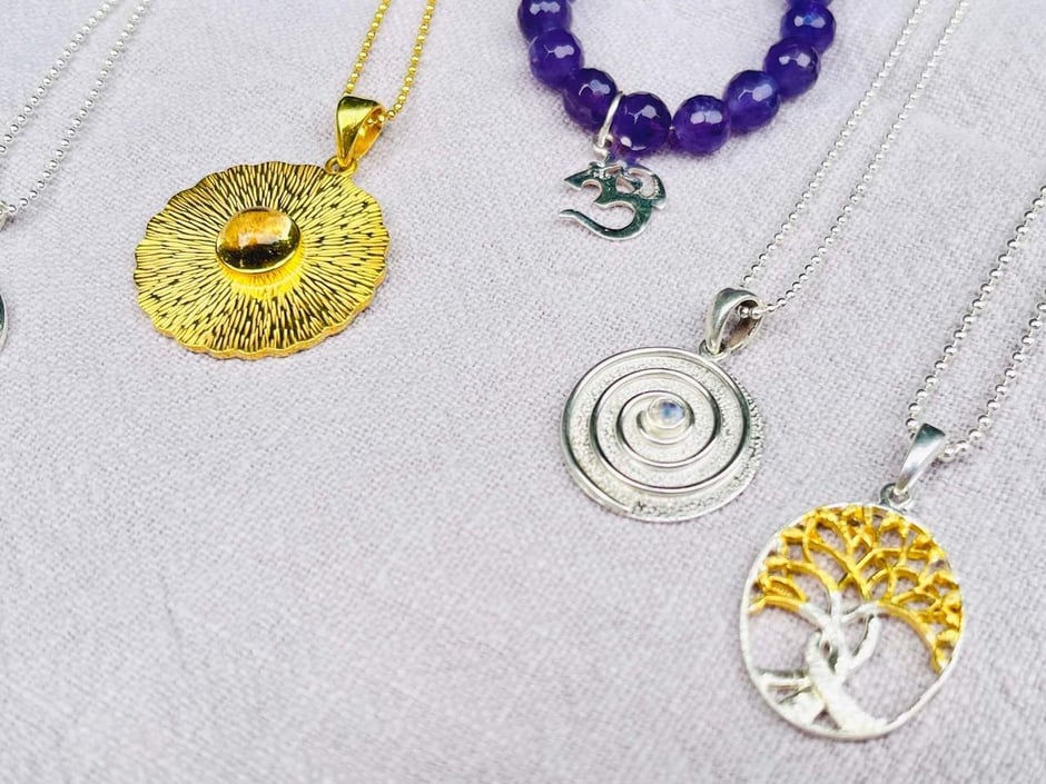 SUMAJU Online Shop - Spiritueller Schmuck mit Edelsteinen und Symbolen in Silber und Gold