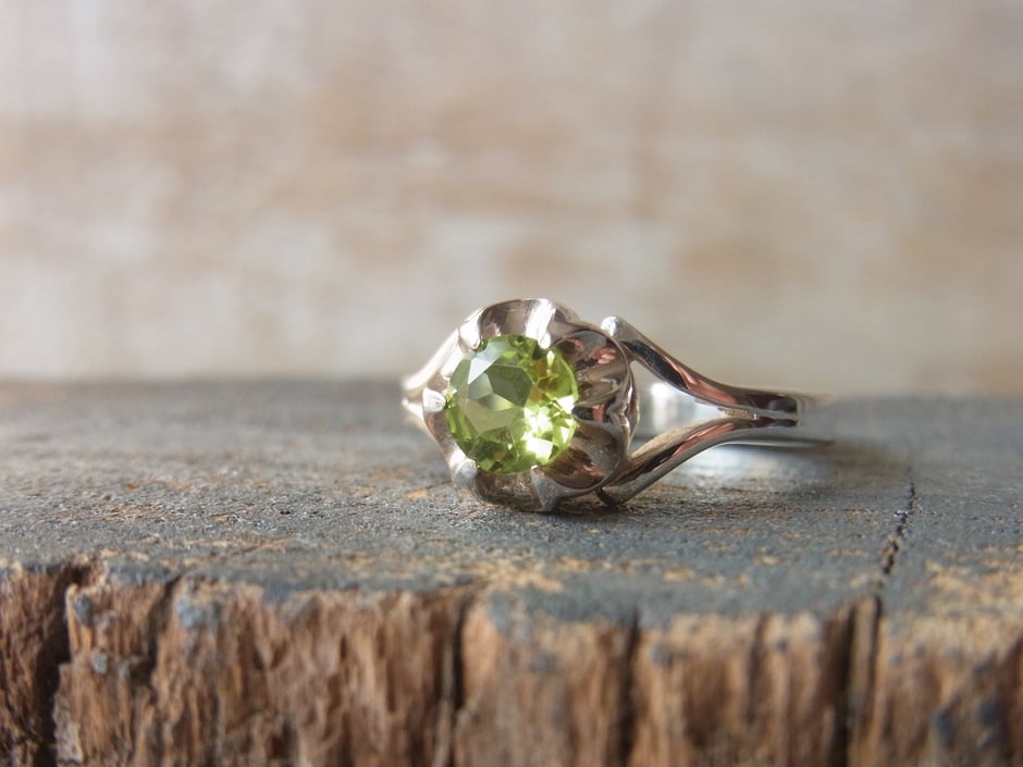 Edelstein Ring mit grünem facettierten Peridot in Silber