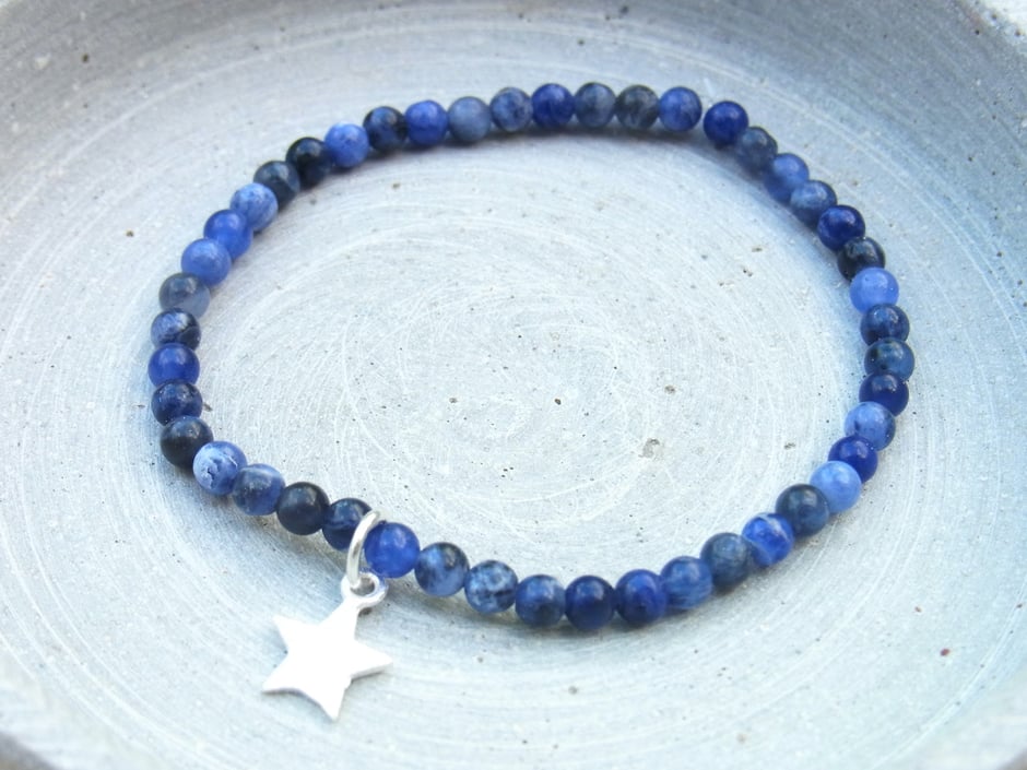 Filigranes Sodalith Armband mit blauen Kugeln und einem Silberstern Anhänger