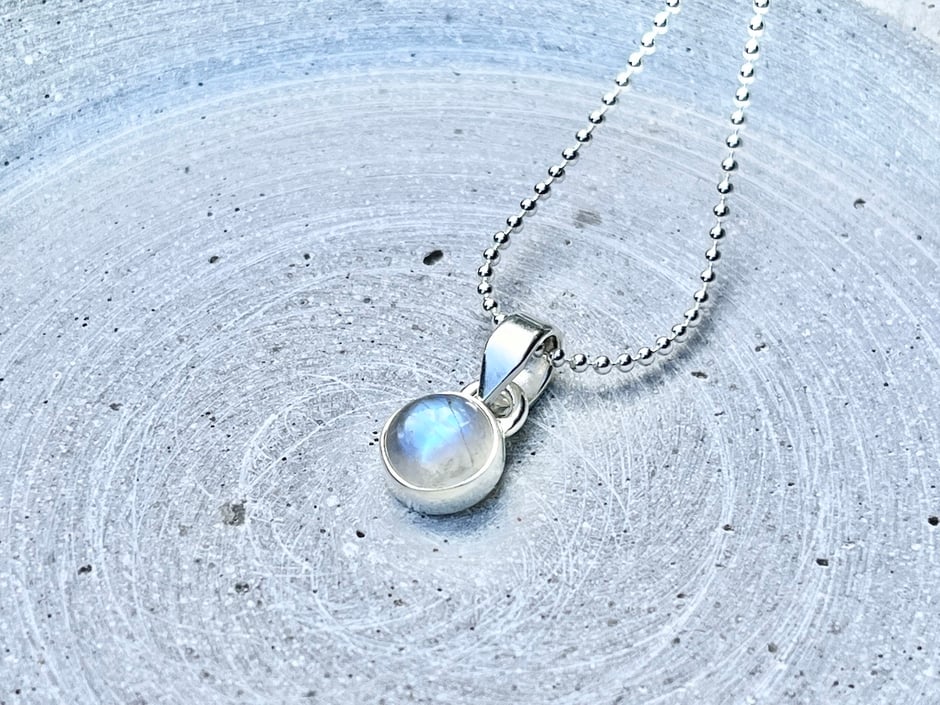Kette mit Regenbogen Mondstein rund in Silber 