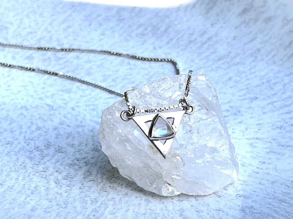 Filigrane Kette mit handgefertigten Dreieck Anhänger aus Silber und einem Regenbogen Mondstein in dreieckiger Form