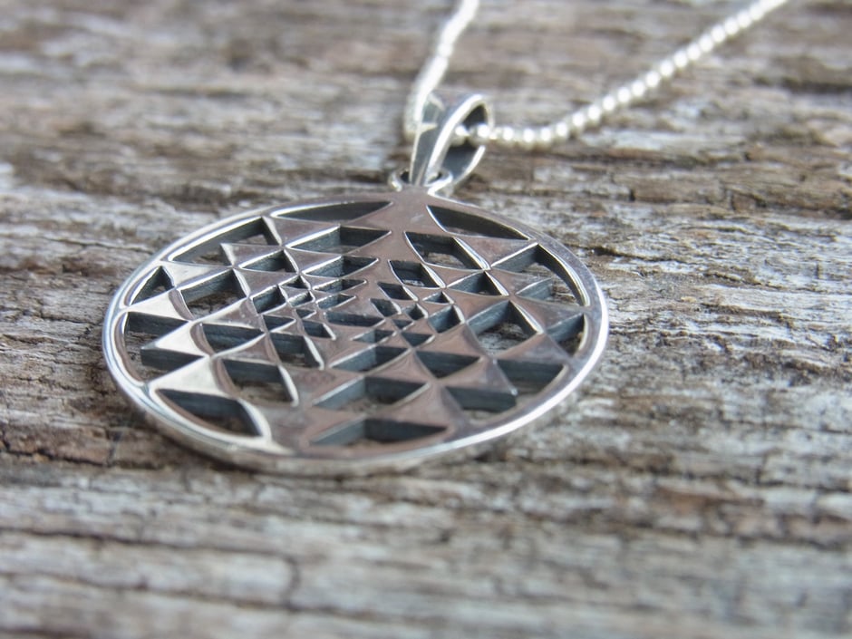Sri Yantra Anhänger mit Kette aus 925 Silber - Symbol Schmuck für Fülle, Wohlstand und Bewusstsein