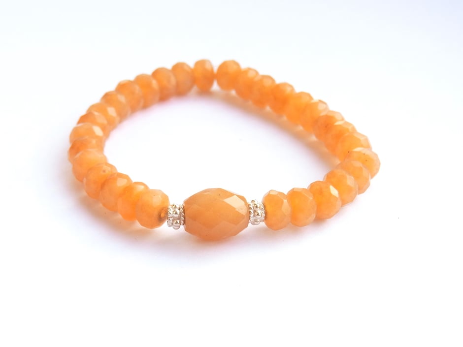 Edelsteinarmband mit orange Aventurin und Silberelementen