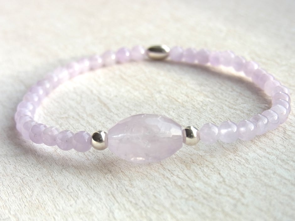 Edelstein Armband mit Lavendel Amethyst Perlen und einem geschliffenem Amethyst Stein in Olivenform mit Silberkugeln umrahmt