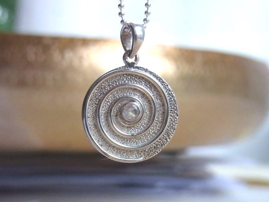 Silberkette mit Spirale Anhänger und geschliffenem Mondstein im Zentrum aus 925 Silber