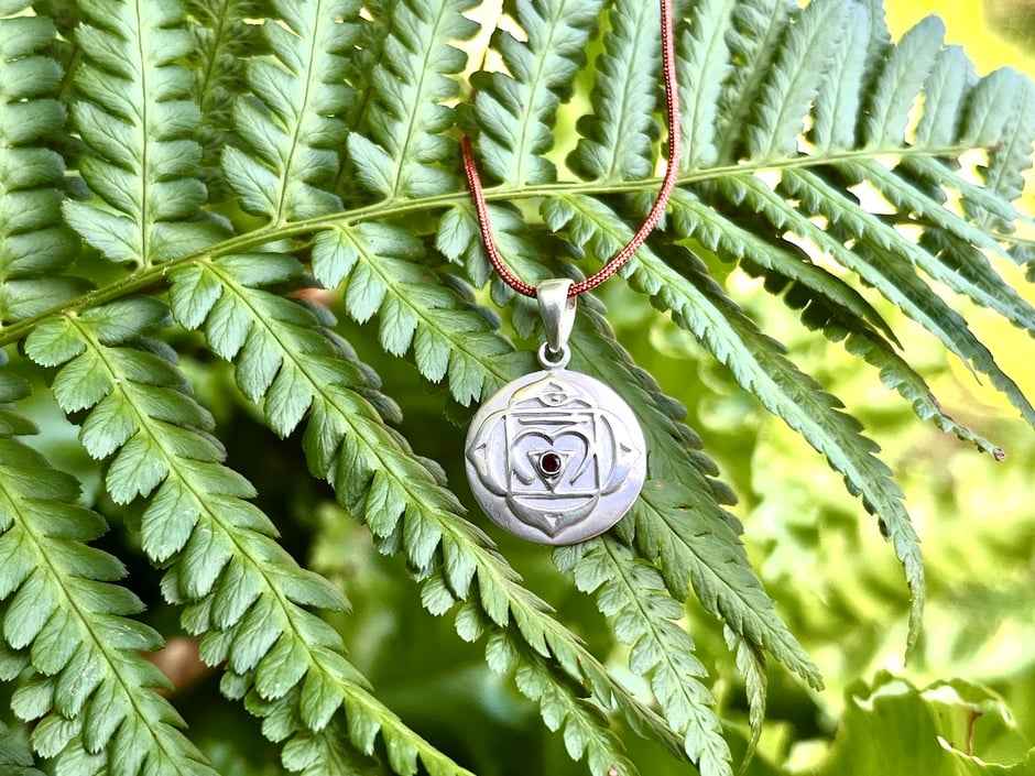 Kette mit handgefertigten Wurzel Chakra Anhänger aus Silber mit roten Granat Stein