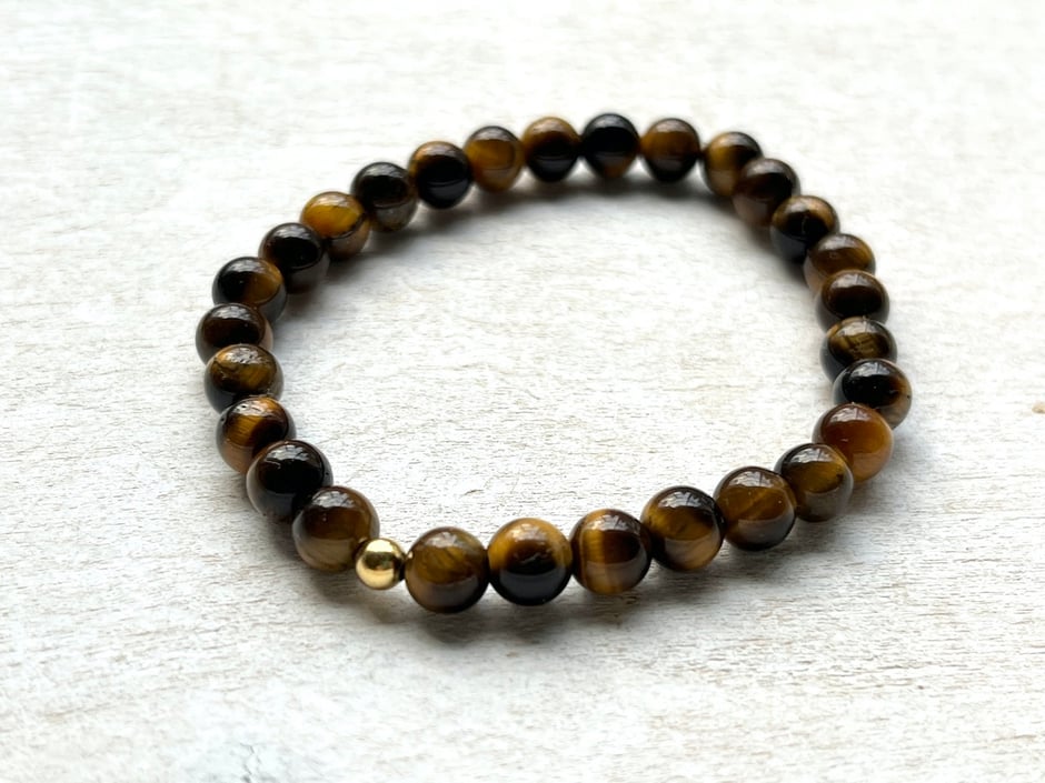 handgefertigtes Edelstein Armband mit Tigerauge Kugeln und goldener Kugel