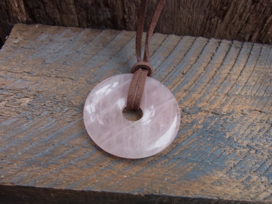 Rosenquarz Donut Kette am Lederband von SUMAJU