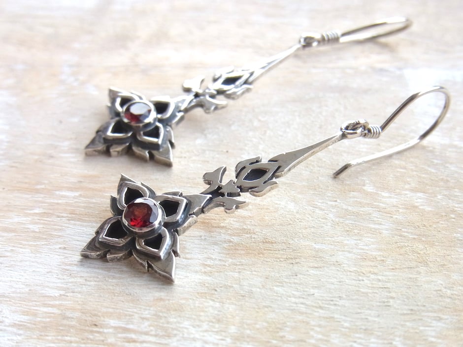Ohrringe mit roten Granat Steinen in Silber gefasst und dem Design einer Blüte
