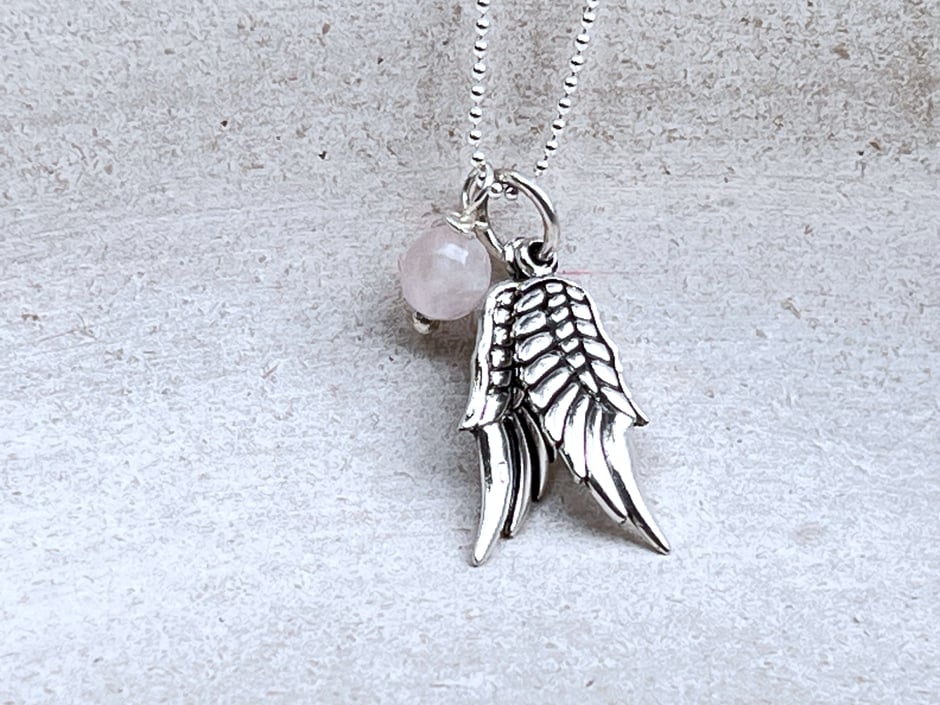 Feine Kette mit Engelsflügel Anhänger aus Silber und Rosenquarz Perle