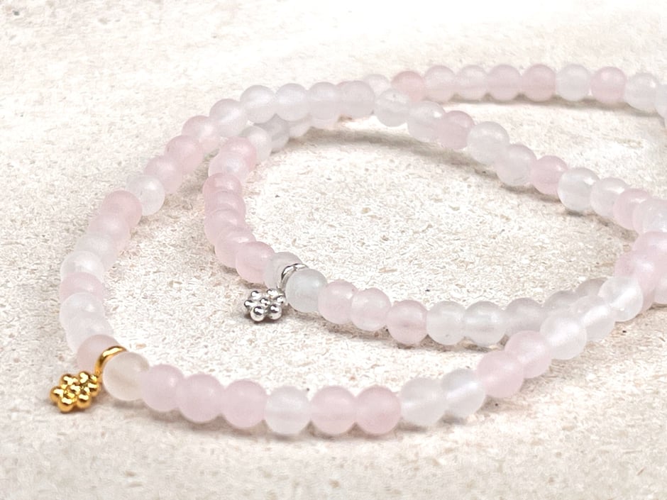 Zartes Rosenquarz Armband mit einer kleinen Blume aus Silber und goldplattiert