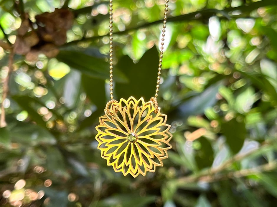 Goldene Kette mit Mandala Anhänger und grünem Turmalin im Zentrum - Handgefertigter Schmuckanhänger von Sumaju