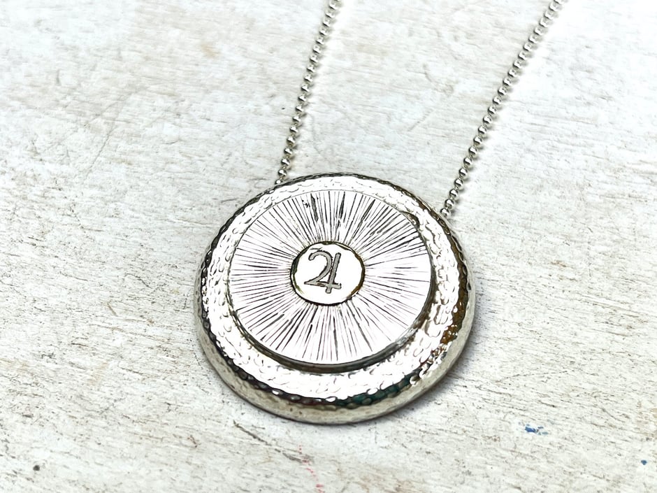 Silberkette mit handgefertigten rundem Anhänger in der Form eines Gongs mit eingravierten Jupiter Planeten Symbol im Zentrum