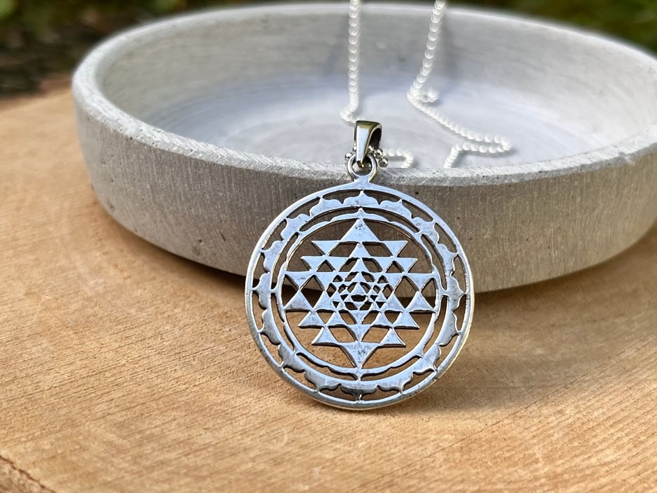 Kette mit großem Sri Yantra Anhänger in Silber - spiritueller Schmuck für Spiritualität