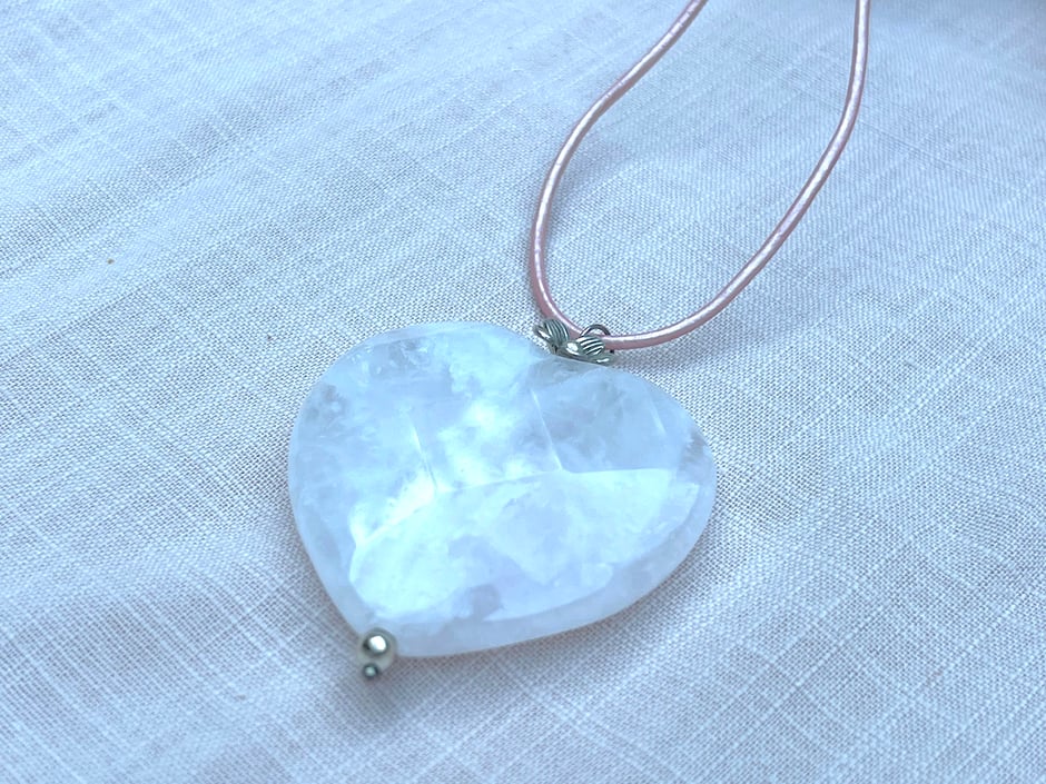 Lederkette mit großen Rosenquarz Herz Anhänger