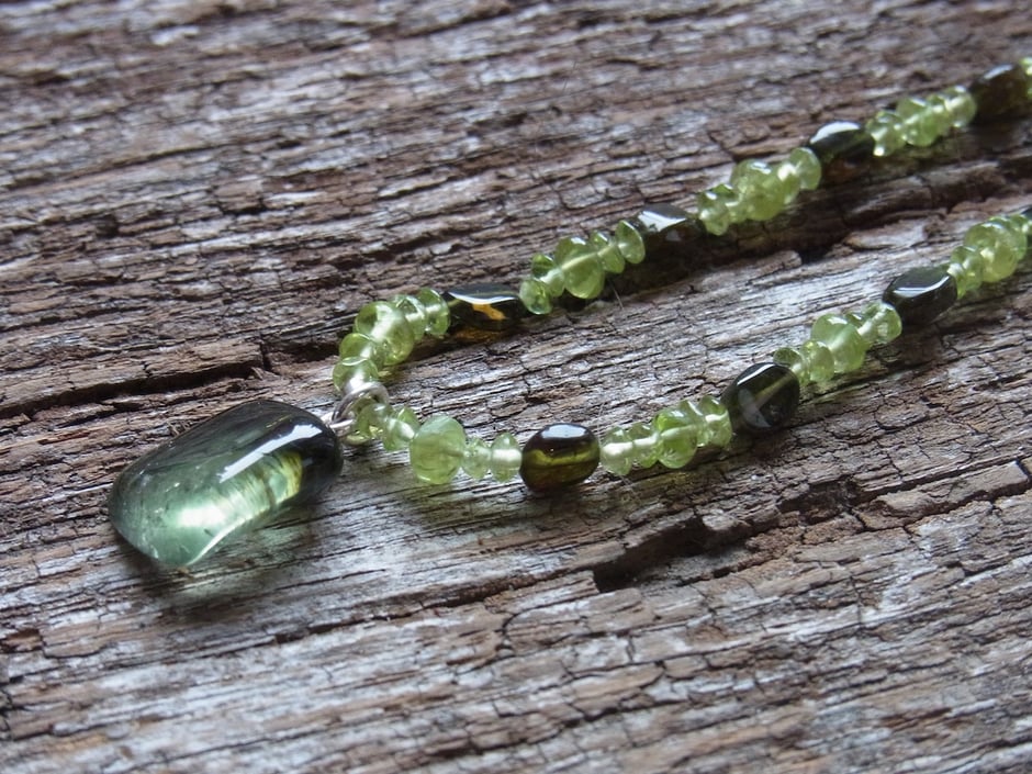 Edelsteinkette mit grünen Edelsteinen wie Turmalin und Peridot