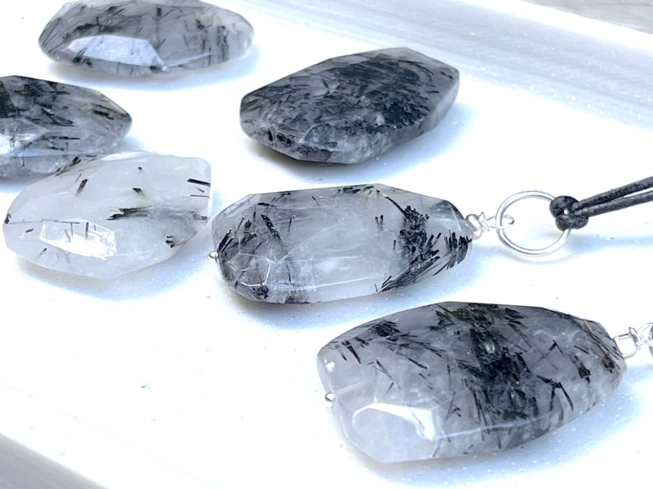 Lederbandkette mit großem grau schwarzem Turmalinquarz Anhänger