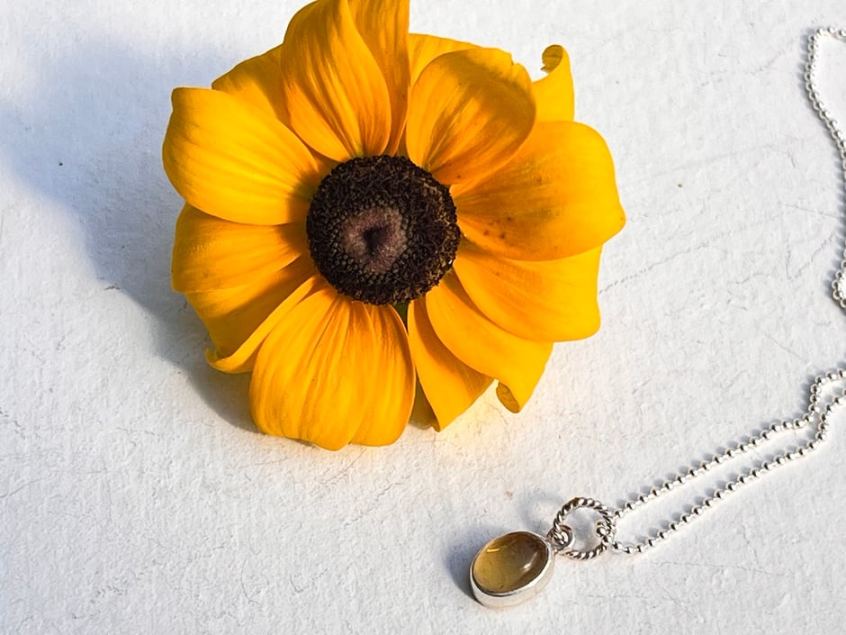 Feine Kette mit ovalen gelb leuchtenden Citrin Cabochon Anhänger in Silber