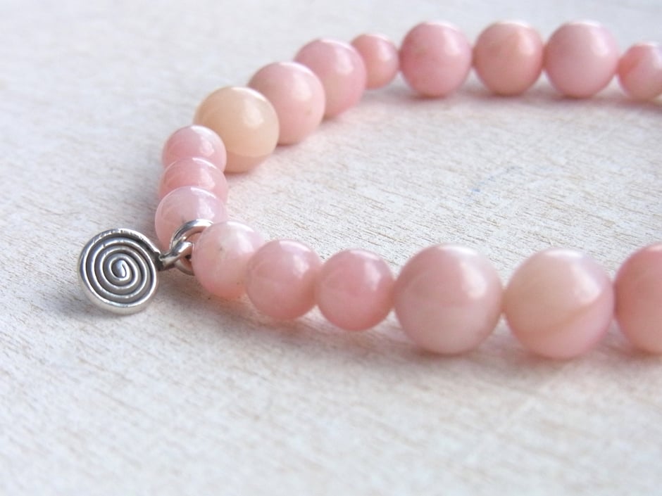 Armband mit rosa Opal Perlen und kleiner Silberspirale