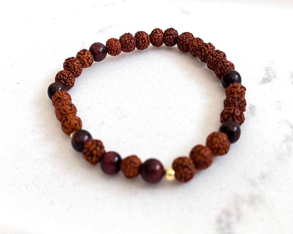 Armband mit Rudraksha Samen aus Nepal und rot braunen Tigerauge Kugeln