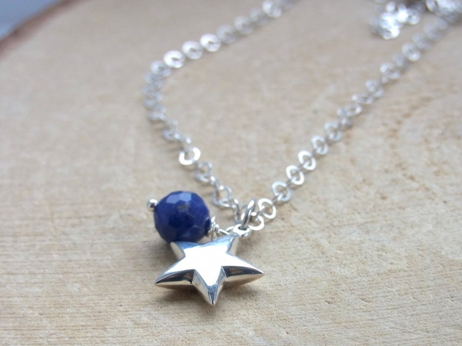 Kette mit Stern Anhänger und dunkelblauen Sodalith Kugel