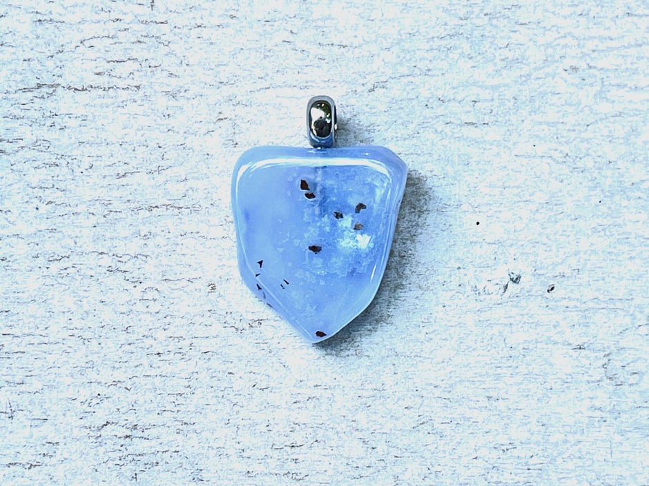 Hellblauer Chalzedon Anhänger mit Silberöse