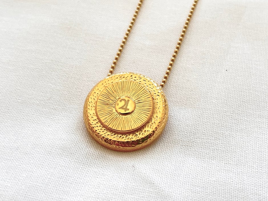 Runder Anhänger mit Jupiter Planeten Symbol in goldplattiertem Silber und goldener Kette