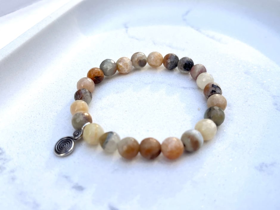Amazonit Armband mit creme und natur farbigen Steinen und einer Silberspirale 