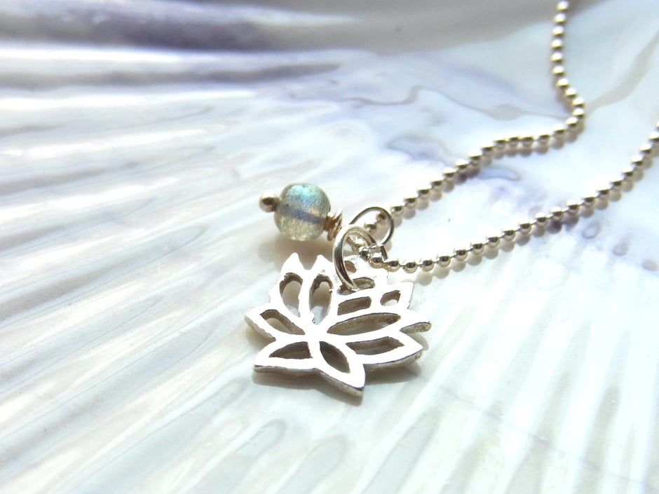 Feine Silberkette mit Lotusblume Anhänger in Silber mit einer kleinen schillernden Labradorit Perle